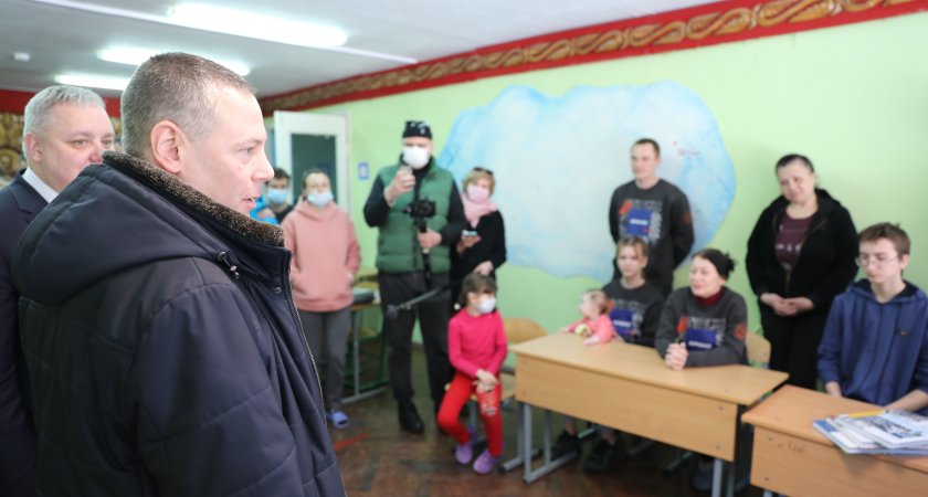 Михаил Евраев посетил пункт временного пребывания беженцев из Донецкой  области