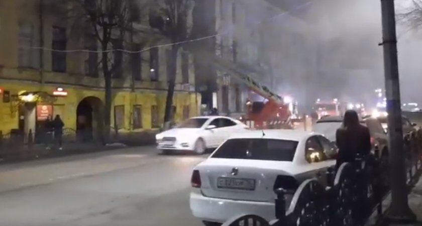 Скорые, пожарные, полиция приехали ночью к дому на Советской