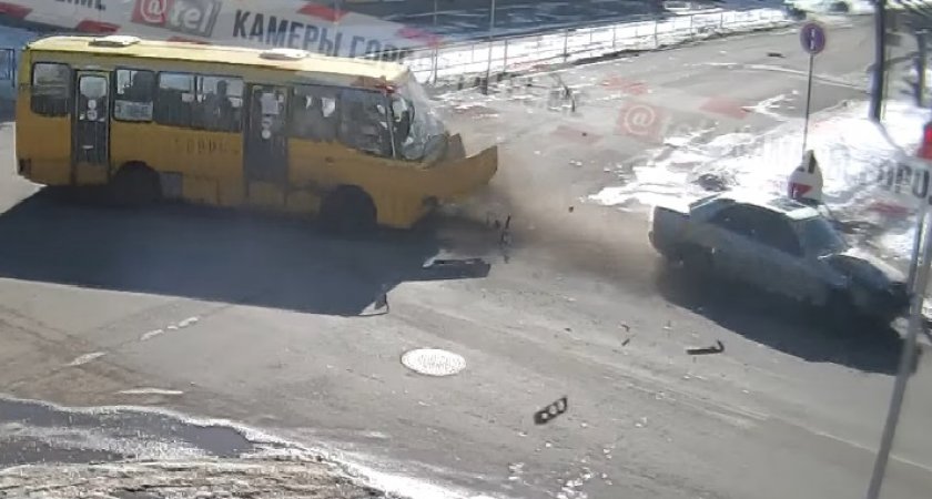 В Ярославской области во время погони от полиции водитель протаранил автобус: видео