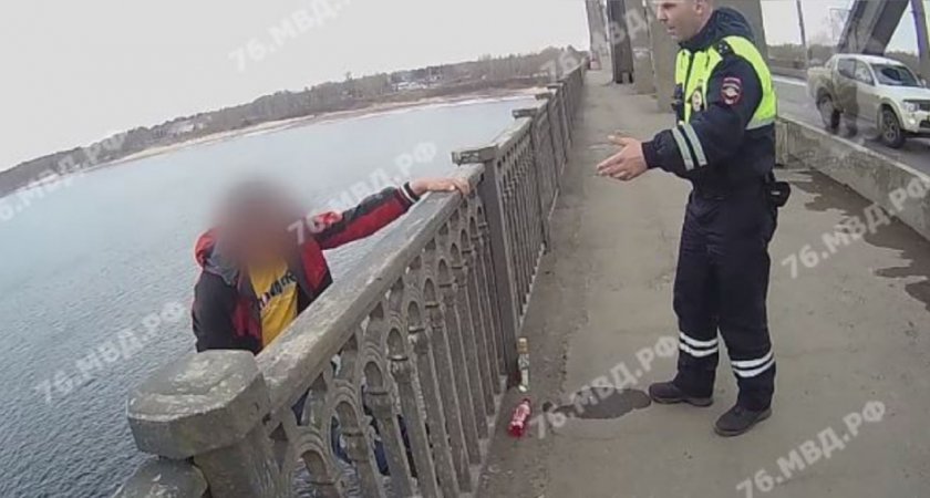 Полицейские в Ярославской области сняли с моста отчаявшегося мужчину. Видео