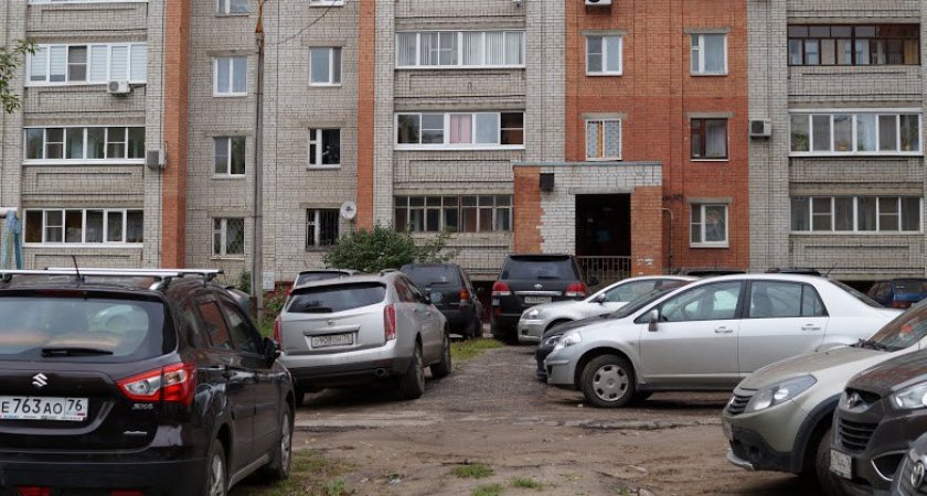 В Ярославской области могут перестать штрафовать за стоянку на газонах