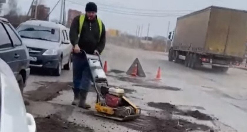  Мэрия Ярославля назвала фейком ролик о ремонте дорог палками и обратилась в полицию  