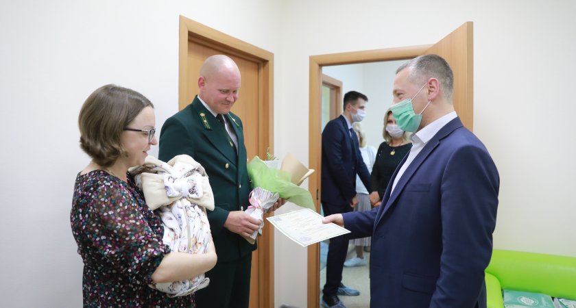 Молодые ярославны получили подарок для новорожденных из рук Михаила Евраева