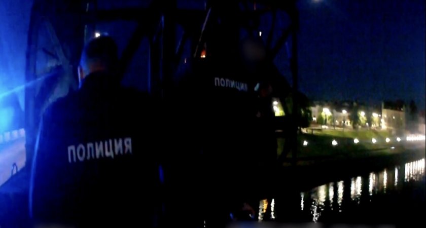 Полицейские в Рыбинске сняли отчаявшегося мужчину с моста