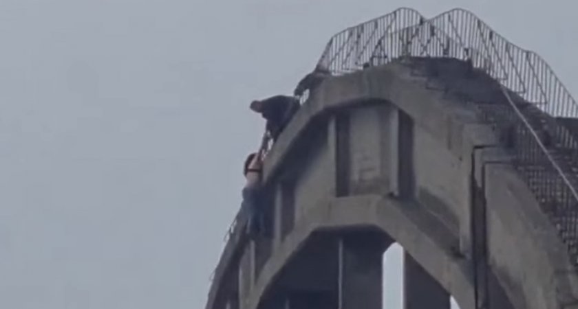 В Рыбинске спасатели сняли отчаявшуюся девушку с моста. Видео 