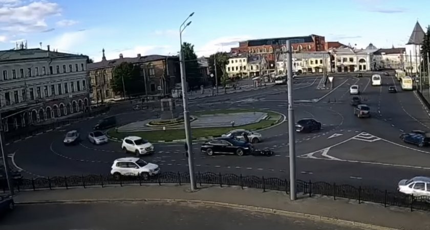 В центре Ярославля депутат на «Лексусе» сбил мотоциклиста. Видео