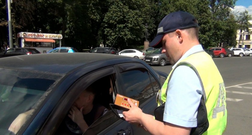 Тормозят каждого: в Ярославле объявили массовый рейд по водителям