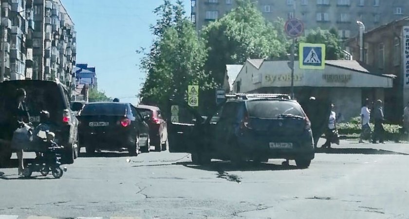 Ребёнка с травмами увезли на скорой: очевидцы рассказали о ДТП в Рыбинске