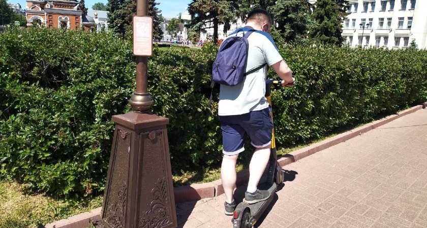 "Почему только на Стрелке и набережной?": ярославцы требуют убрать самокаты из центра