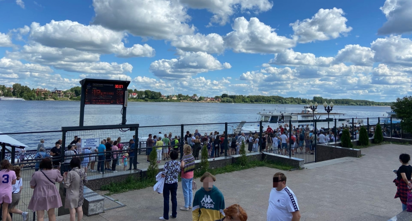 Ярославцы выстроились в огромную очередь на речной трамвайчик