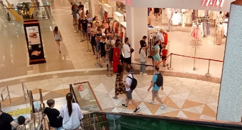 Ярославцы устроили давку в очереди перед открывшимся в «Ауре» магазином