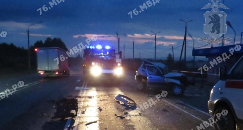 В Ярославской области в жестком ДТП грузовик протаранил легковушку