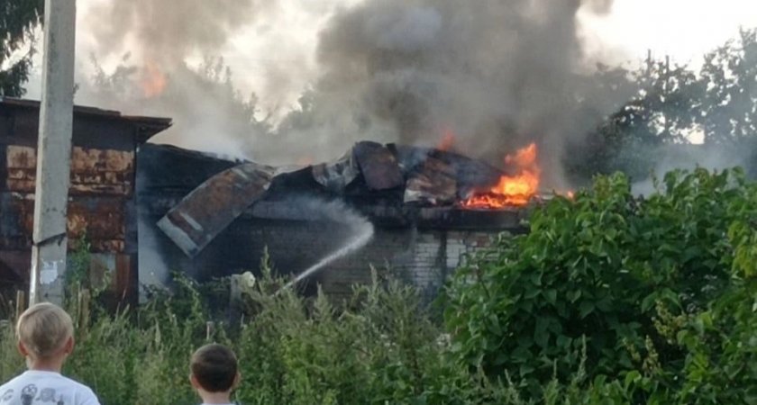 Черный столб дыма возник в Ярославле из-за пожара за Волгой