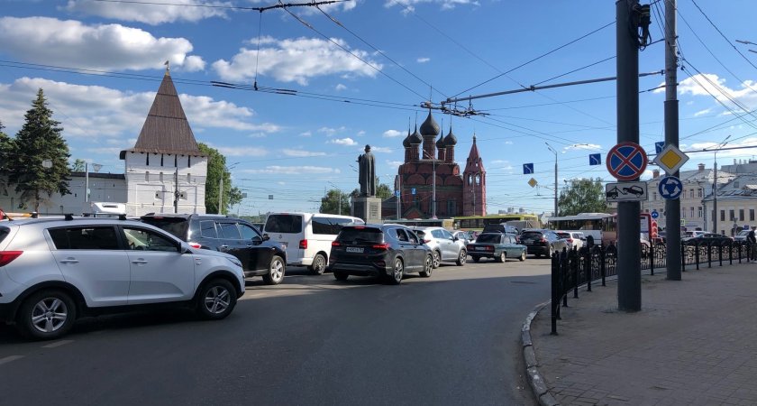 В центре Ярославля в очередной раз ограничат парковочные места для транспорта
