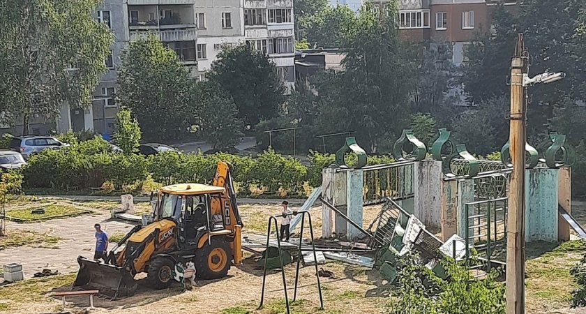 "Сносят остатки детства": в Ярославле разрушили легендарную детскую площадку