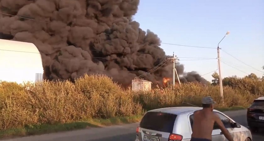 «Домой не попасть, дышать нечем»: в Ярославской области пытаются потушить крупный пожар