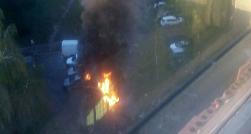 В Ярославле прямо во дворе жилого дома сгорел автомобиль