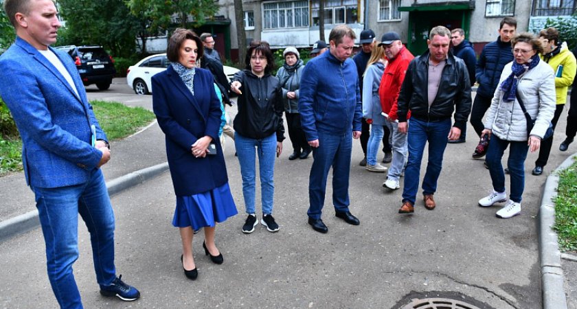 Ярославцам пришлось созывать чиновников, чтоб добиться ремонта двора в Брагино