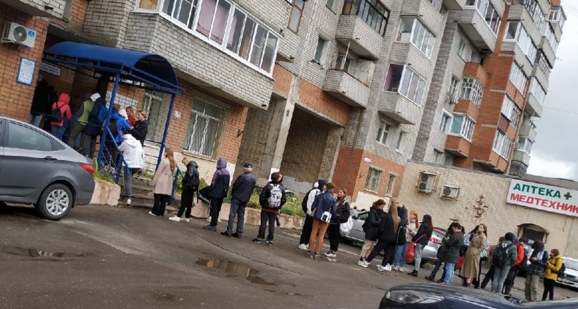 Ярославцы выстроились в огромную очередь за проездным