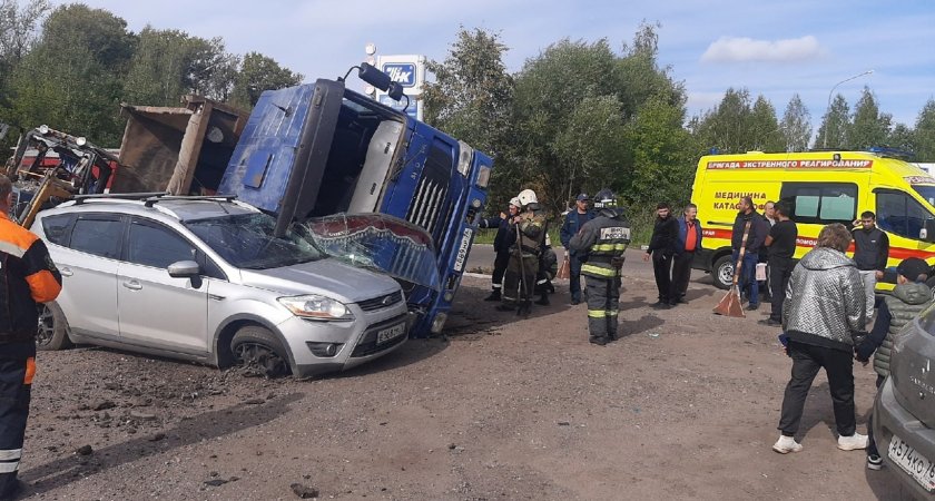 В Ярославле грузовик "прилег" и раздавил легковушку с трактором