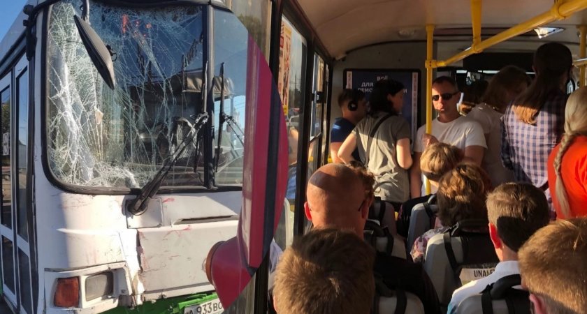 В Ярославле пассажирский автобус влетел в троллейбус 