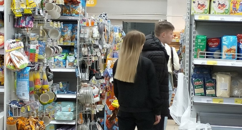 «Продукты в упаковке грызешь?»: ярославцы заступились за женщину с собакой в супермаркете