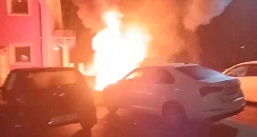 В Брагино на парковке авто произошел ночной пожар