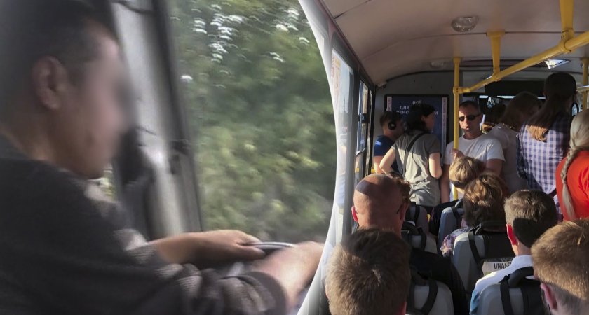 "Схватил за шею и зажал в дверях": мама из Ярославля хочет наказать водителя автобуса