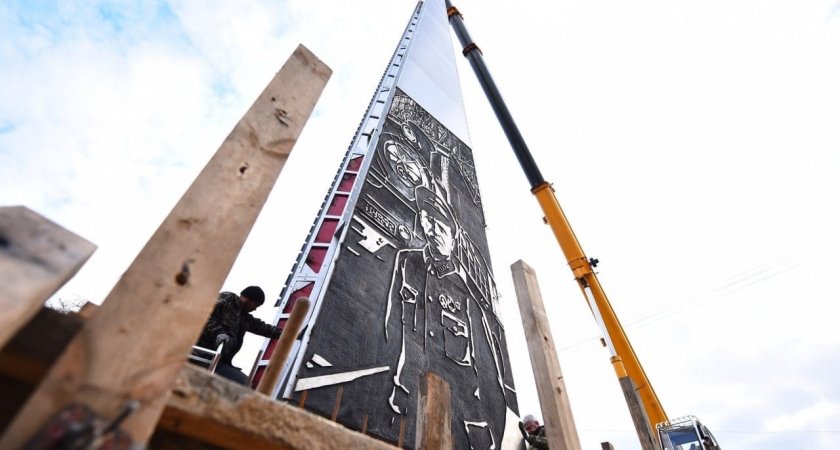 В Ярославле завершили установку основной конструкции стелы «Город трудовой доблести»