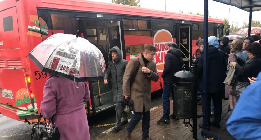 «Люди кричали и просили выпустить»: в Ярославле на ходу загорелся автобус с пассажирами