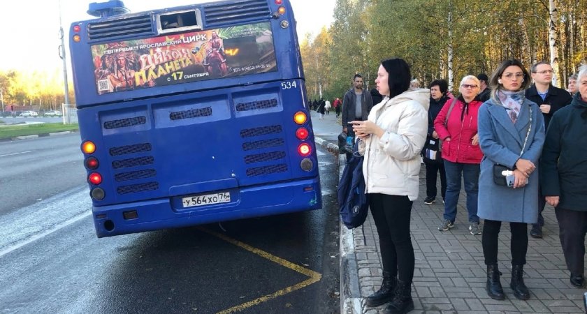 "Люди падали друг на друга": в Ярославле автобус потерял колесо во время движения 