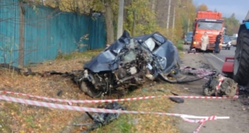 У речного порта в Ярославле вдребезги разбились две машины