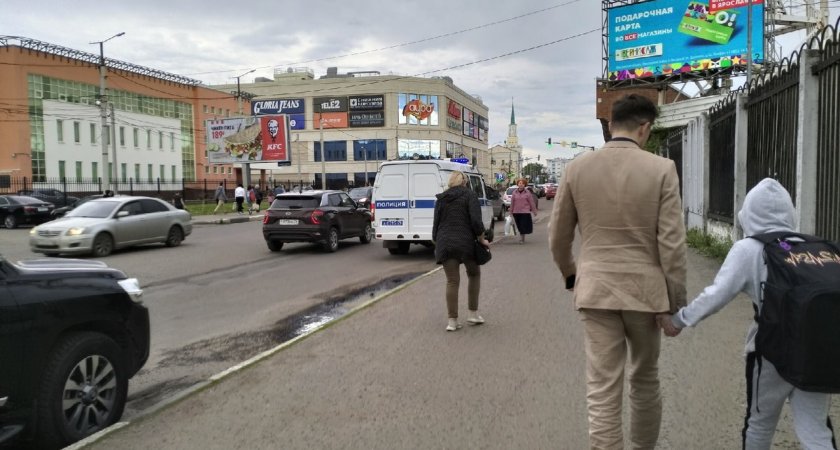 Напал сзади, ребенок упал: жительниц Ярославской области держит в страхе мужчина в черном