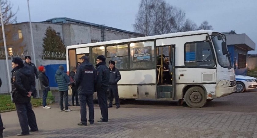 В Рыбинске мужчин оцепили в здании завода и по спискам вручали повестки