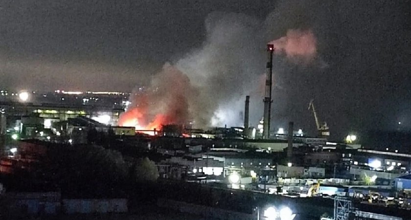 В пожаре на территории судостроительного завода в Ярославле пострадали около шести человек