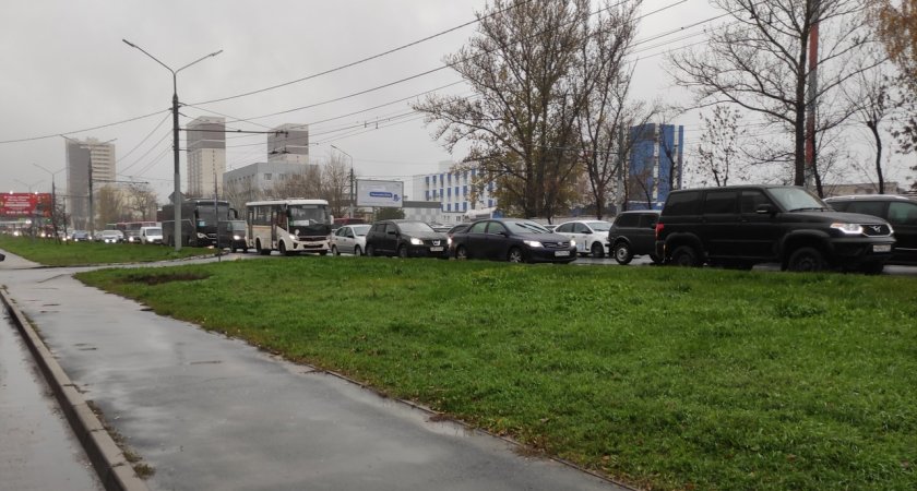 "Стоим уже час": в Ярославле Московский проспект встал в огромную пробку 