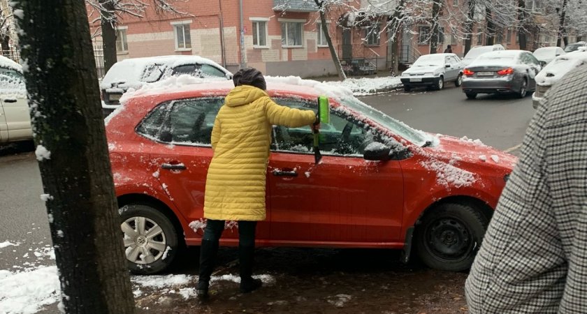 "Завалил машины": в Ярославле прошел первый снегопад 