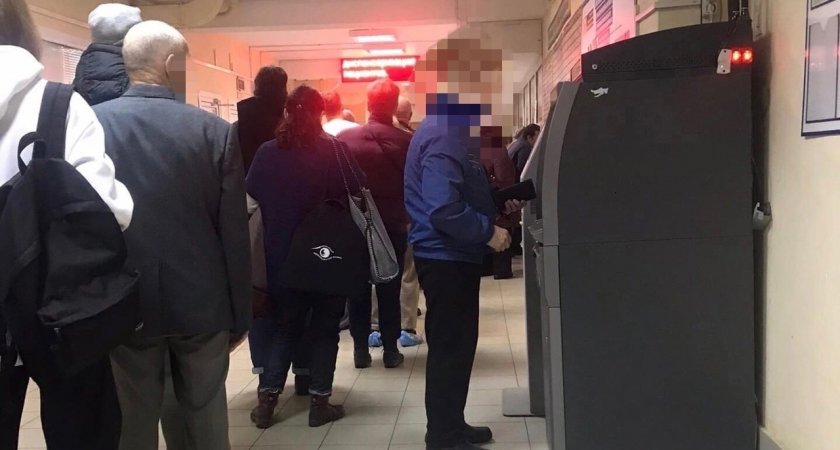 "Длиной в коридор": ярославцы жалуются на огромные очереди в больнице