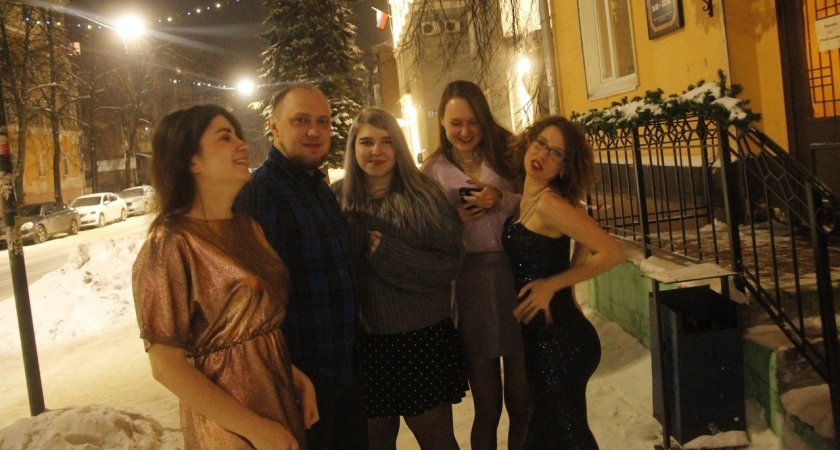 Неоновые цвета и синтетика - к несчастью: что надеть на новогодние праздники