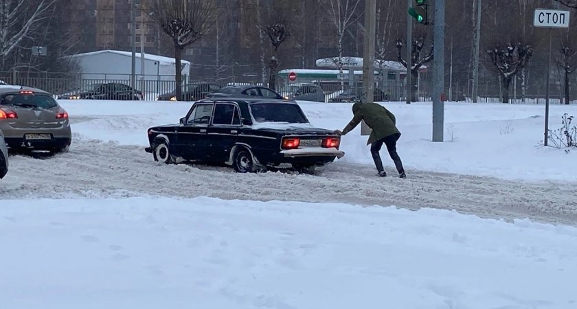 «Заявку оставляли?!»: ярославцы массово жалуются на заваленные снегом дворы