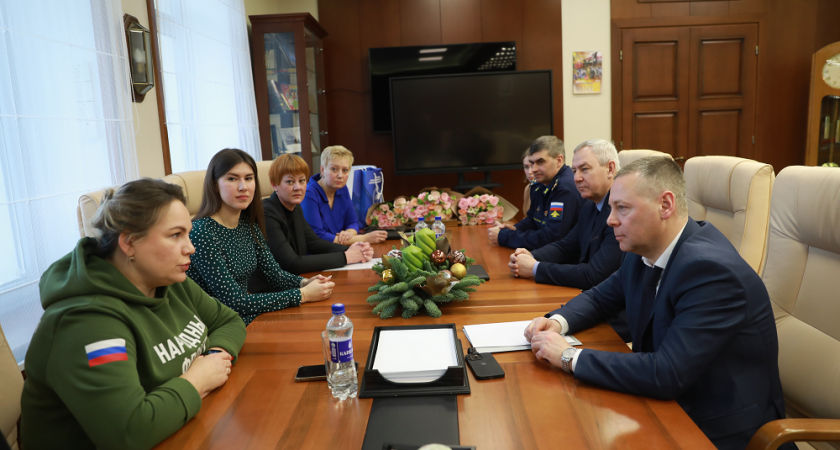 Губернатор Михаил Евраев встретился с волонтерами, помогающими участникам СВО и их семьям
