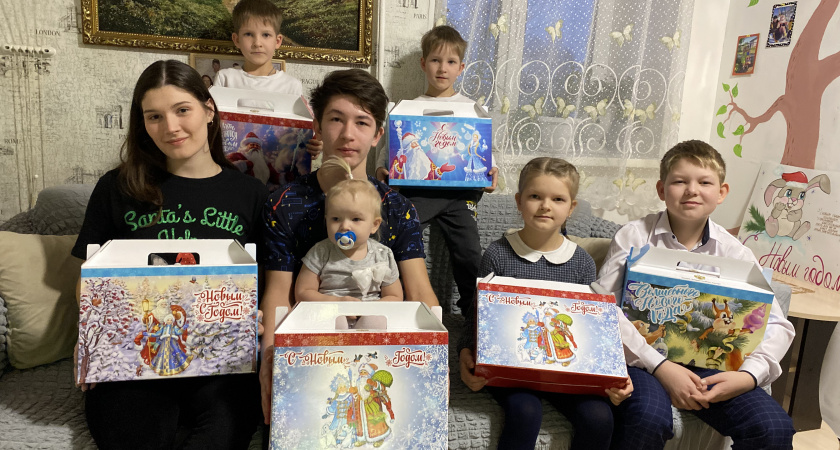Чудо-мобиль от Дмитрия Миронова привез маленьким ярославцам новогодние подарки и технику