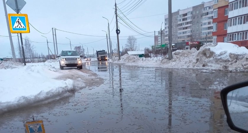 В Ярославле под воду ушла улица в Заволжском районе