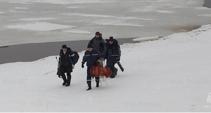 В Ярославской области спасли заядлых рыбаков с дрейфующей по реке льдины