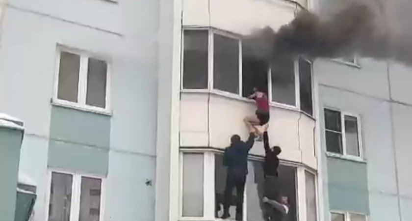 Девушка в пеньюаре на руках висит на балконе: в Ярославле горит дом