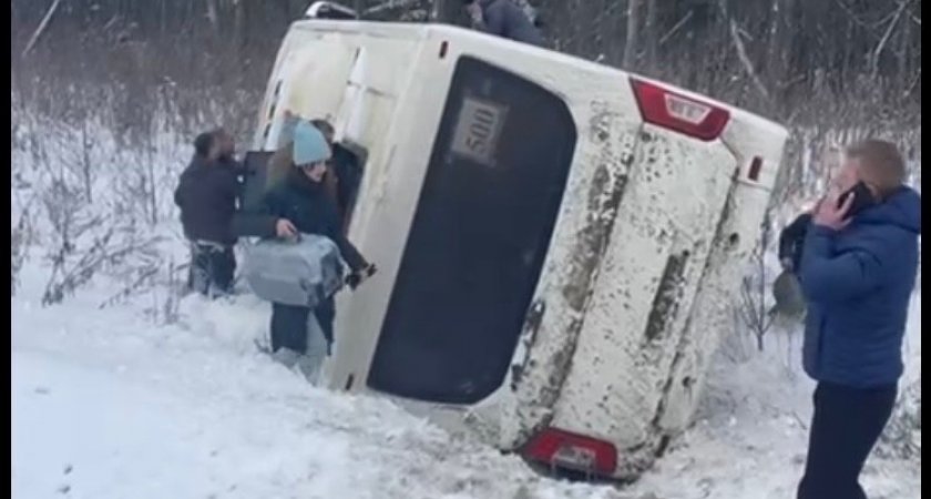 Трое человек пострадали в перевернувшемся под Ярославлем пассажирском автобусе