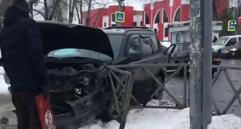 «Вылетел прямо на тротуар!»: в Ярославле произошло массовое ДТП (видео)