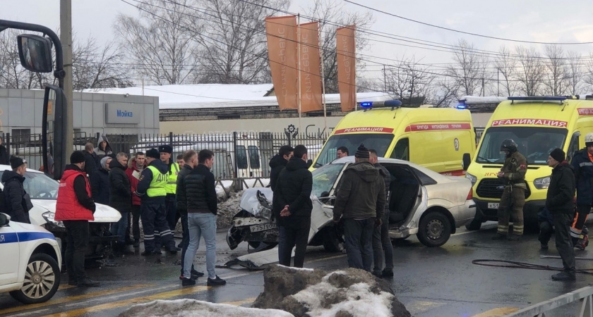 В смертельном ДТП в Ярославле погиб мужчина и шестеро пострадали