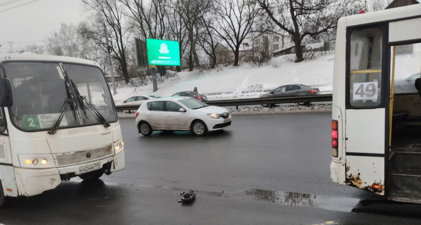 "Хоть не загорелась": в Ярославле у автобуса на ходу отвалилось зеркало