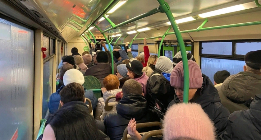 «Думали, что автобус треснет»: ярославцы требуют перепроверить заполняемость транспорта